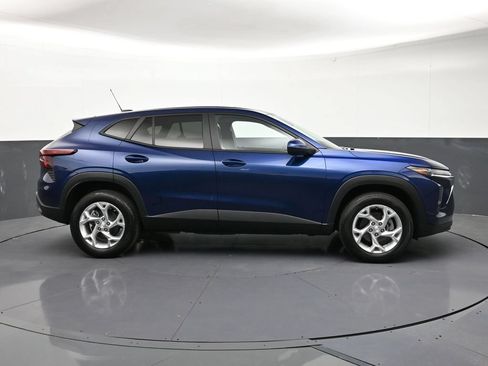 Used 2024 Chevrolet Trax LS w/ LS Convenience Package FWD image 6