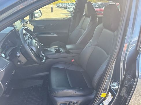 Used 2022 Toyota Venza XLE image 11