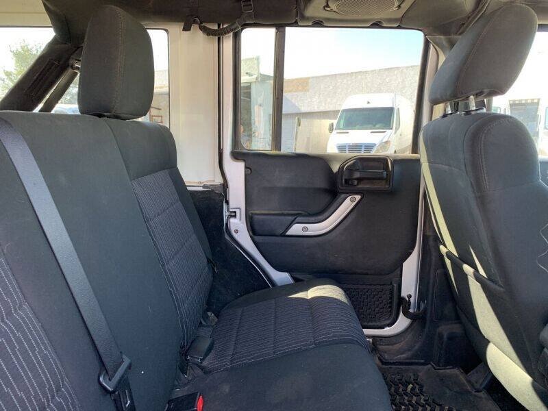 Used 2012 Jeep Wrangler Unlimited Sahara w/ Connectivity Group AWD/4WD image 12