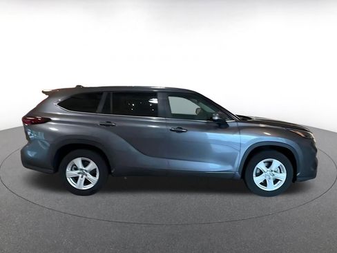 Used 2025 Toyota Highlander LE FWD image 12