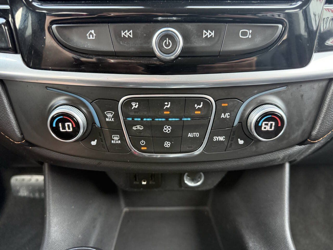 Used 2019 Chevrolet Traverse RS FWD image 28