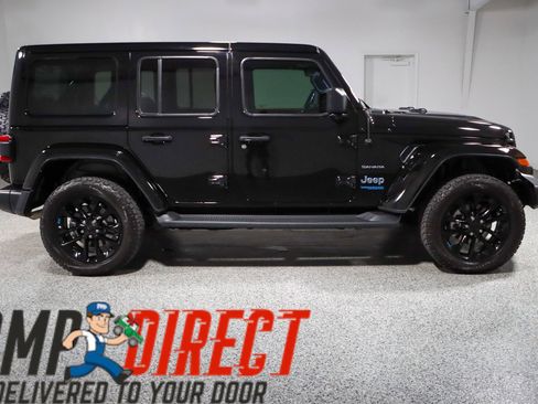 Used 2022 Jeep Wrangler Unlimited Sahara AWD/4WD image 6