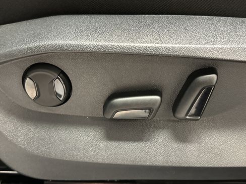 Used 2024 Volkswagen Tiguan SE R-Line image 23