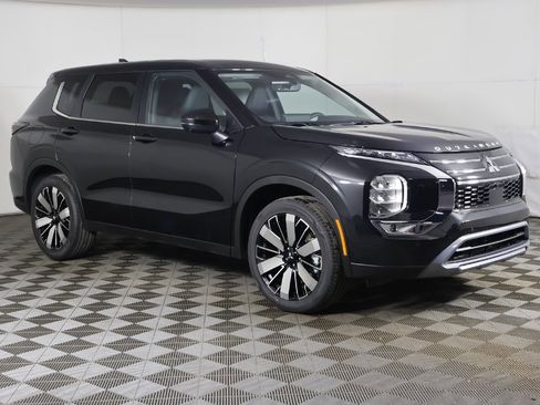 New 2026 Mitsubishi Outlander SE image 2