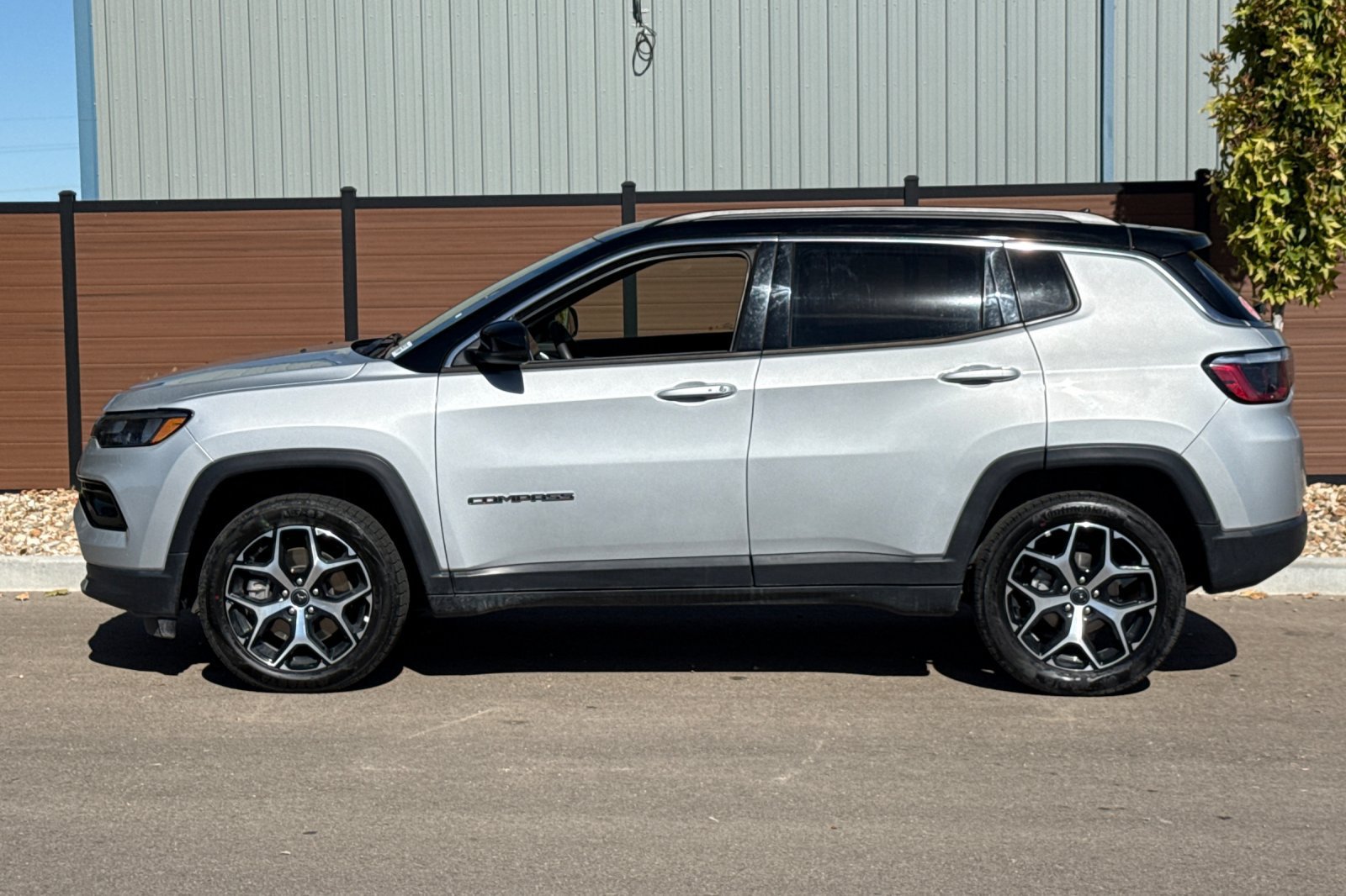 Used 2025 Jeep Compass Limited AWD/4WD image 11