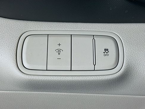 Used 2023 Hyundai Venue SEL FWD image 17