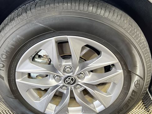 Used 2025 Toyota Sienna XLE FWD image 14