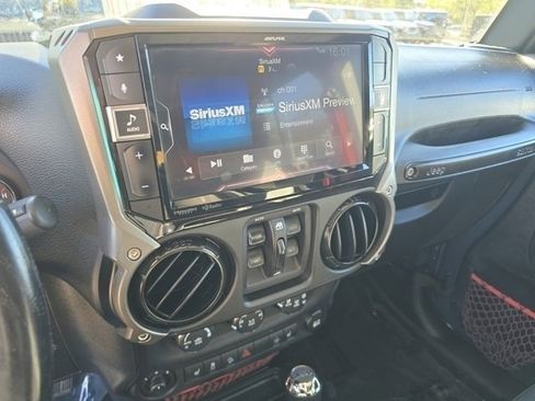 Used 2017 Jeep Wrangler Unlimited Rubicon image 36