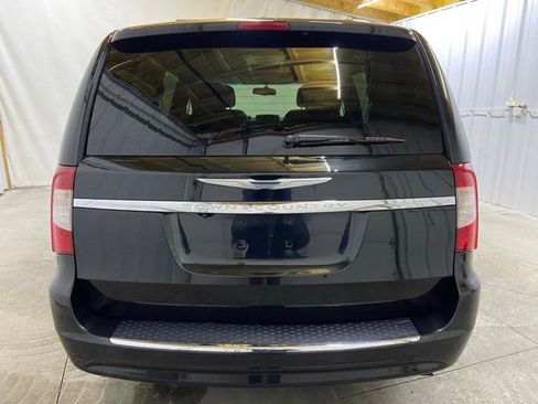 Used 2014 Chrysler Town & Country Touring image 7