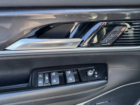 Used 2024 Jeep Wagoneer L Base image 23