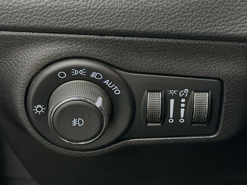 Used 2021 Jeep Compass Limited w/ Sun and Sound Group AWD/4WD image 17