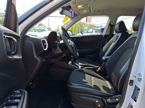 Used 2022 Hyundai Venue Limited w/ Cargo Package FWD image 13
