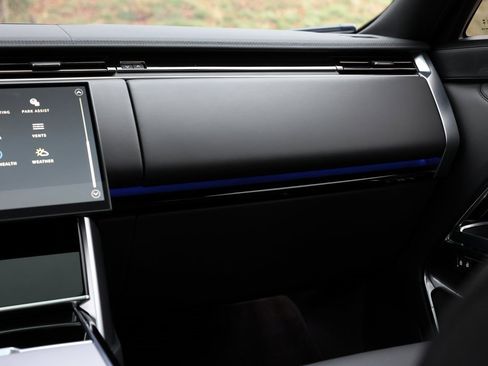 Used 2025 Land Rover Range Rover SE image 36