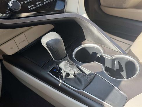 Used 2021 Toyota Camry LE image 10