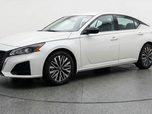 Used 2025 Nissan Altima 2.5 SV FWD image 3