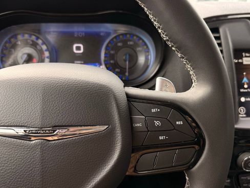 Used 2025 Chrysler Pacifica Limited FWD image 47