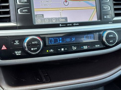 Certified 2018 Toyota Highlander XLE w/ Carpet Mat Package (TMS) image 21