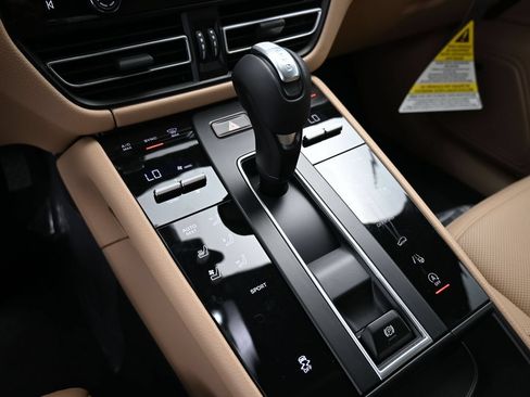 Certified 2025 Porsche Macan AWD/4WD image 25