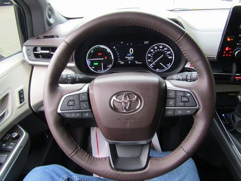 Used 2023 Toyota Sienna Platinum image 30