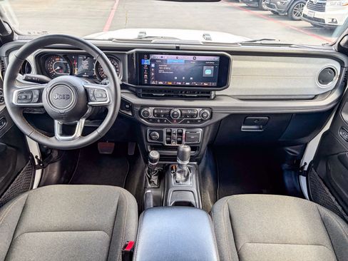 Used 2025 Jeep Wrangler Sahara image 11