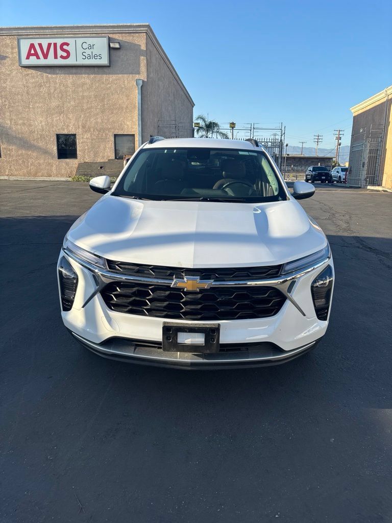 Used 2025 Chevrolet Trax LT w/ LT Convenience Package FWD image 2