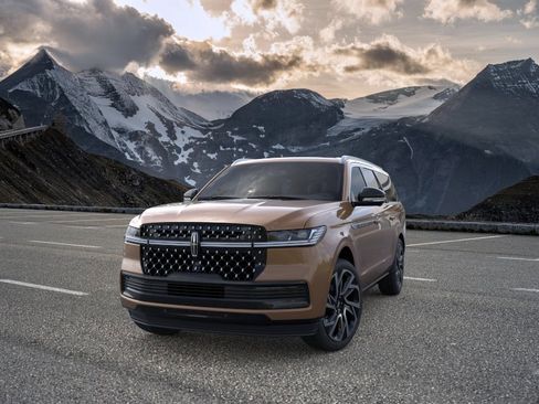 New 2026 Lincoln Navigator L Black Label AWD/4WD image 2
