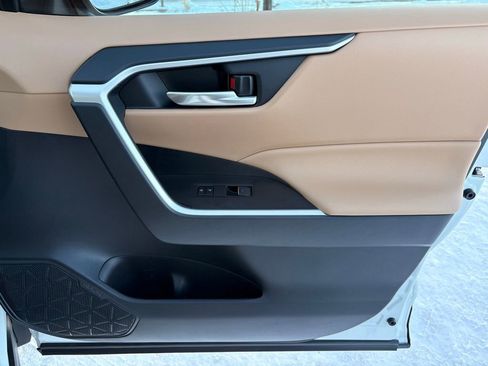 Used 2025 Toyota RAV4 XLE image 32