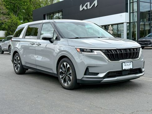Used 2024 Kia Carnival EX FWD image 1