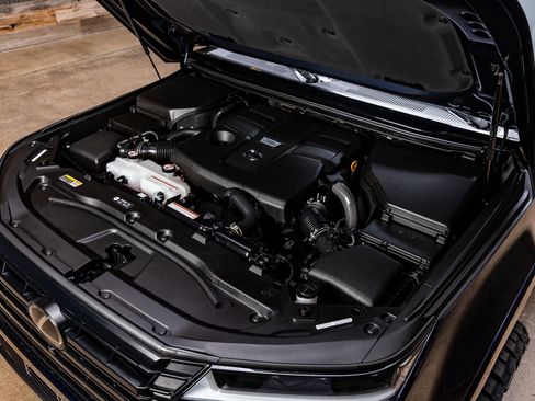 Used 2025 Lexus GX 550 w/ Accessory Package (2T) image 39