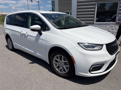 Used 2023 Chrysler Pacifica Touring-L