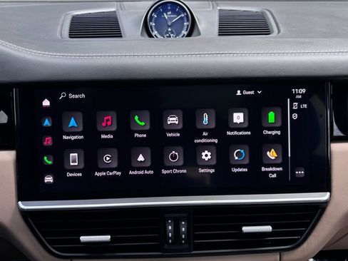 Certified 2022 Porsche Cayenne Turbo S AWD/4WD image 19