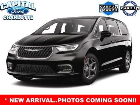 Used 2024 Chrysler Pacifica Limited FWD image 2