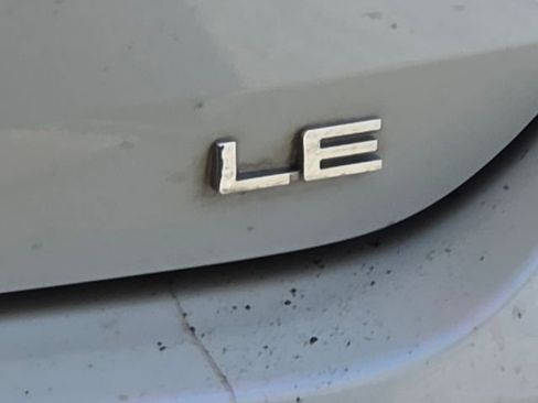 Used 2021 Toyota Highlander LE FWD image 9