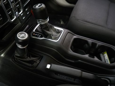 Used 2019 Jeep Wrangler Unlimited Sahara AWD/4WD image 32