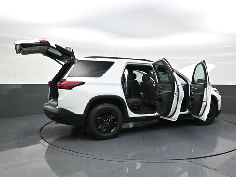 Used 2022 Chevrolet Traverse LT image 28