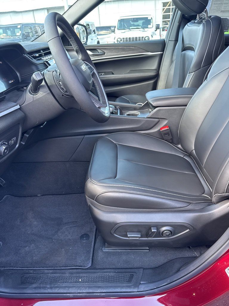 New 2025 Jeep Grand Cherokee Limited w/ MOPAR Finishing Package AWD/4WD image 9