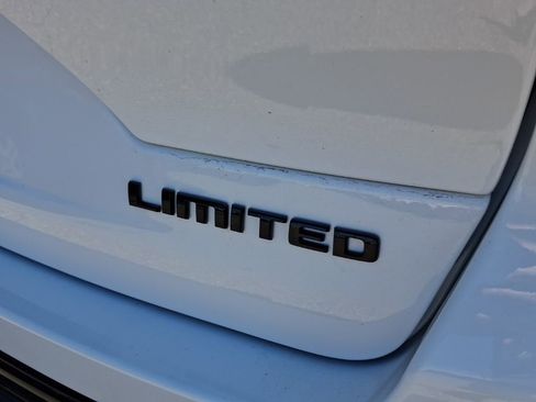 Certified 2023 Jeep Grand Cherokee Limited w/ Black Appearance Package AWD/4WD image 10