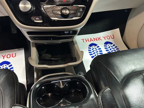 Used 2017 Chrysler Pacifica Touring-L Plus FWD image 31