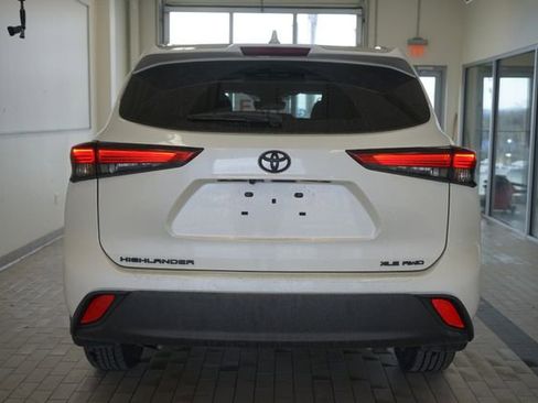 Used 2021 Toyota Highlander XLE AWD/4WD image 12