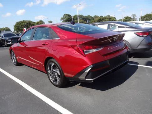 Used 2025 Hyundai Elantra SEL FWD image 5