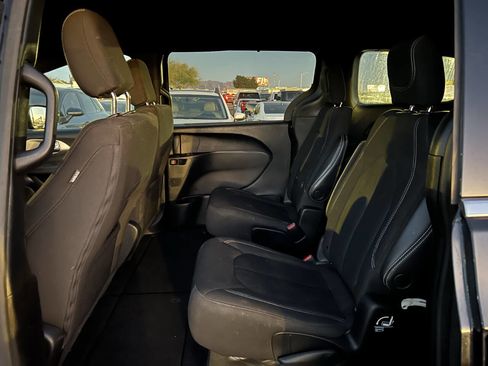 Used 2022 Chrysler Pacifica Touring image 12