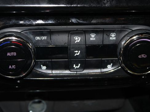 Used 2025 Chevrolet Trax RS w/ Sunroof Package image 24