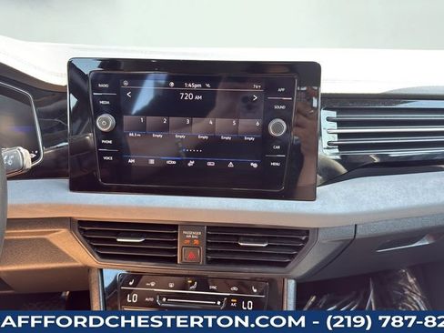 Used 2025 Volkswagen Jetta SE FWD image 18