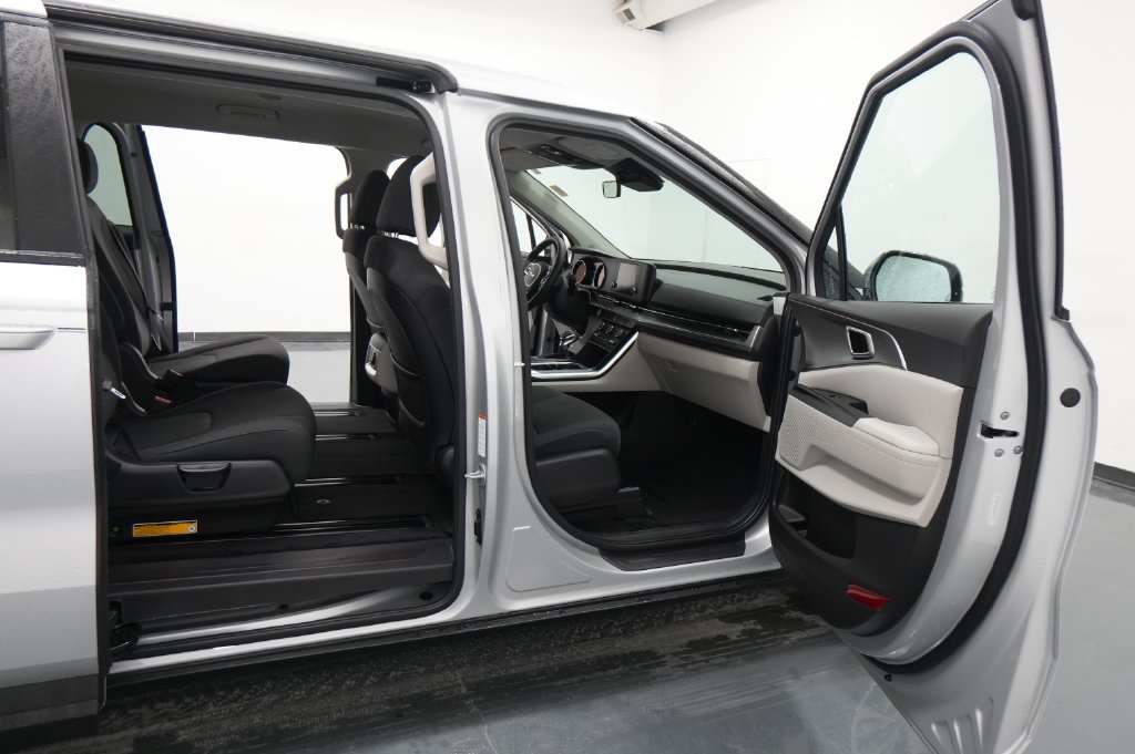 Used 2022 Kia Carnival LX FWD image 27