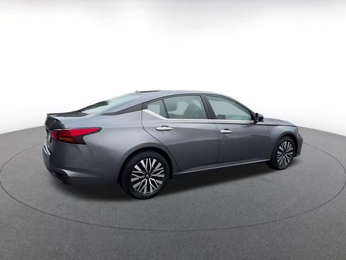 Used 2025 Nissan Altima 2.5 SV FWD image 15