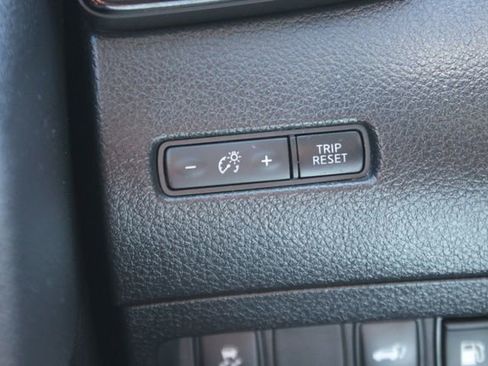 Used 2018 Nissan Rogue SV AWD/4WD image 16
