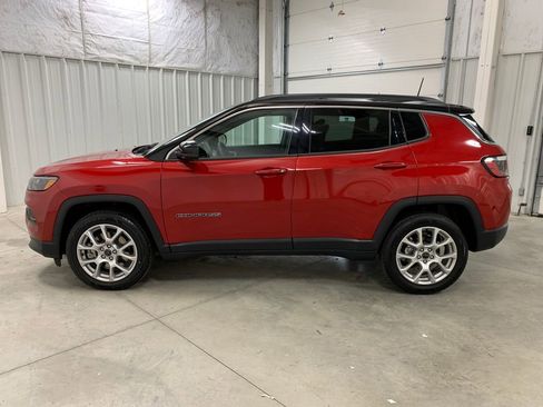 Used 2025 Jeep Compass Limited AWD/4WD image 3