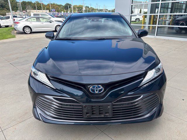 Used 2018 Toyota Camry XLE FWD image 2