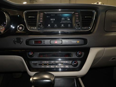 Used 2017 Kia Sedona EX image 10