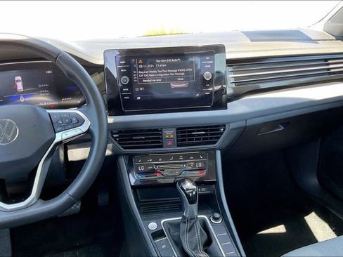 Used 2025 Volkswagen Jetta SE FWD image 5